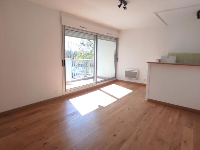 ORLEANS BORDS DE LOIRE F2 DANS RESIDENCE AVEC PARKING Orléans 45000