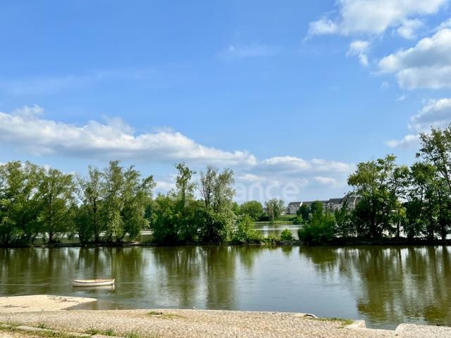 ORLEANS Coeur de ville entre bords de Loire et Halles Châtelet, à vendre superbe maison rénovée avec qualité: pièce de réception de 75 m2, cuisine ouverte récente, quatre chambres et terrasse 12,50 m
