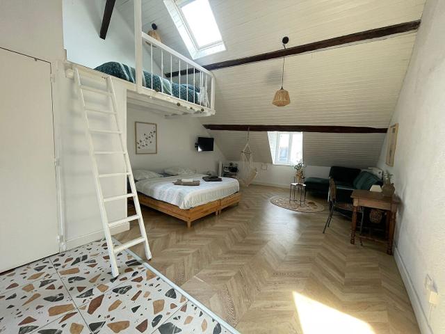 ORLEANS HYPERCENTRE Appartement 1 pièce s 36 m² meublé chauff, eau et fibre inclus