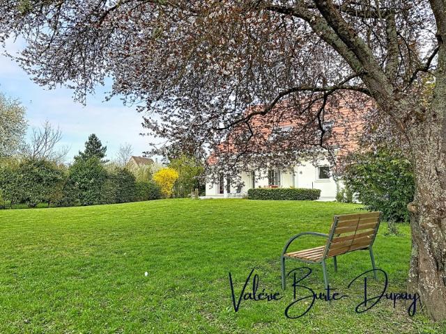 St Denis en Val à 10 min d'Orléans Martroi, a vendre Maison de 2003 190m2 5 chambres avec jardin arboré de 1800m2, garage attenant, dépendances