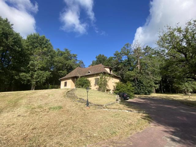 ORLEAT: Maison de 180m², parc arboré de 5177m²