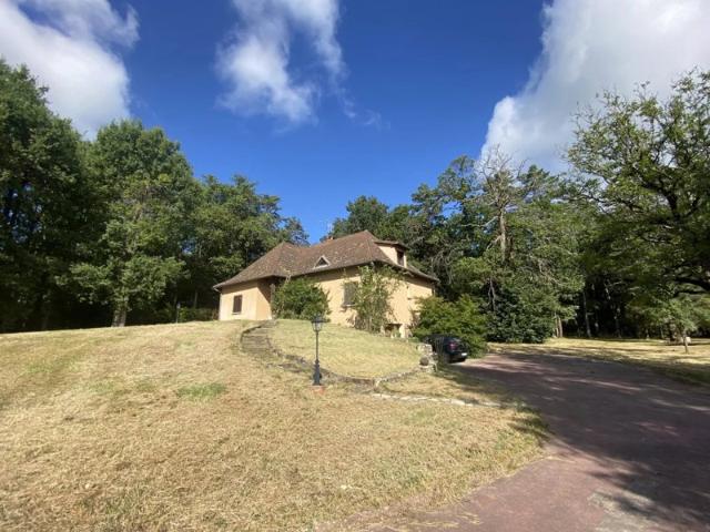 ORLEAT: Maison de 180m², parc arboré de 5177m²