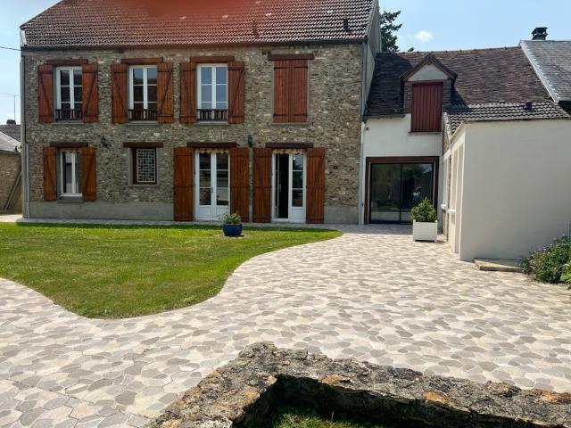 ORPHIN, 8 mn de Rambouillet Belle maison familiale avec dépendances