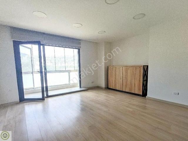 Ortakent Merkezi Anayol Cepheli Kiralık Ofis Üç Bölüm 110 M² + 42 M² Kapalı Balkon