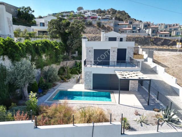 Ortakent'te Geniş Arsalı Kapalı Garajlı Havuzlu Villa !