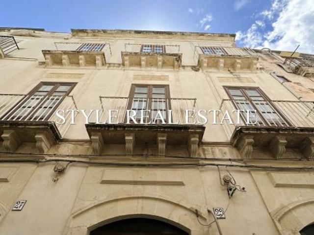 ORTIGIA PALAZZO INDIPENDENTE CON TERRAZZO VISTA MARE E CORTE PRIVATA