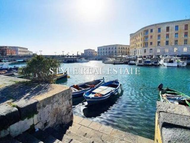 Ortigia Fronte Darsena, Dimora Nobiliare con Vista Mare e 6 Balconi