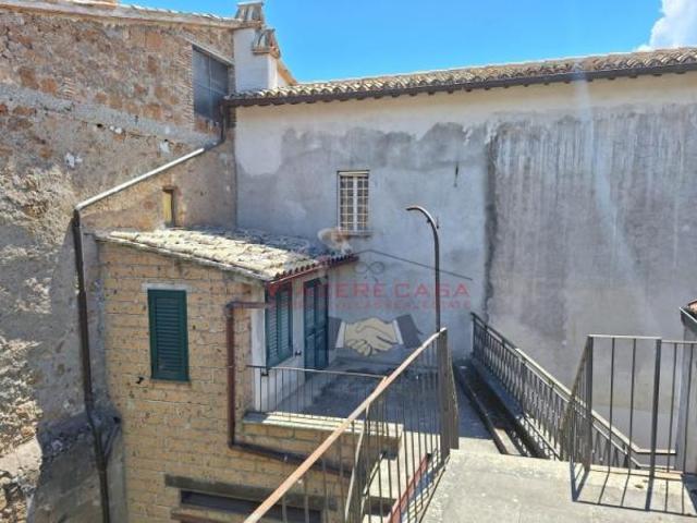 Orvieto centro Appartamento da ristrutturare con mansarda, terrazze e piccolo garage