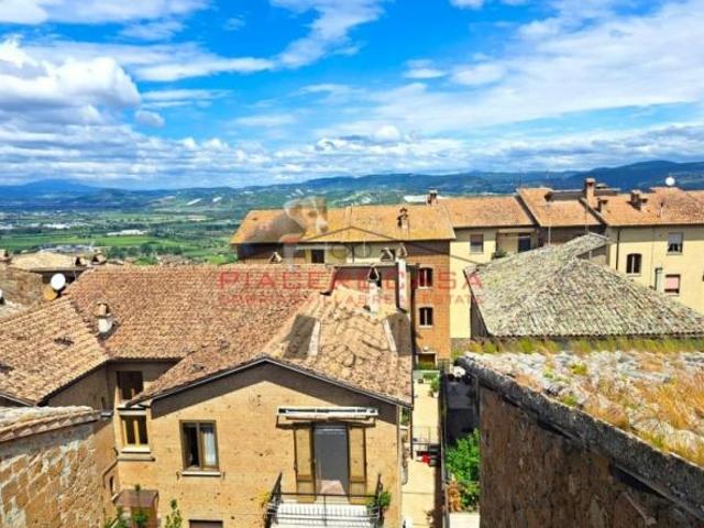 Orvieto centro Appartamento di ampia metratura al secondo piano in vendita sulla rupe di Orvieto
