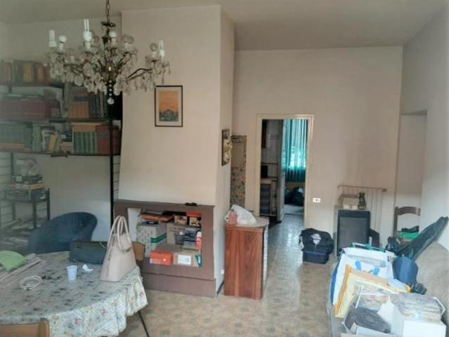 Orvieto scalo Vendesi appartamento primo piano da ristrutturare con garage e balcone nella periferia di Orvieto