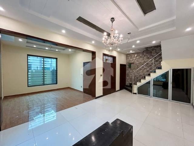 Own A On Excellent Location House In 10 Marla Izmir Town For Sale