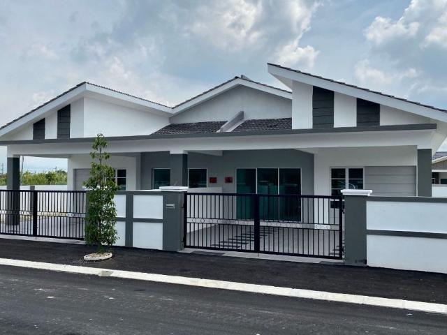 Owner Bankrup nak cash ! [ Freehold 1 Storey ] 28x70 Corner ! @ GOMBAK