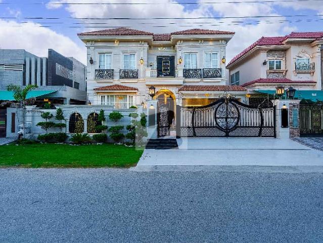 Owner Build Kanal Spainish House For Sale at Top Location Near Commercial Dolmen & Masjid