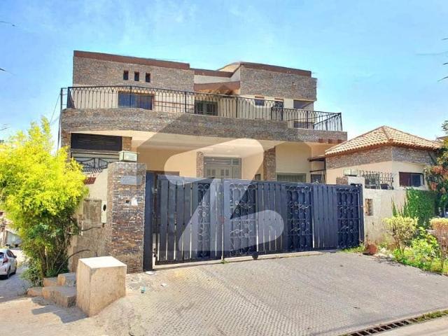 Owner Built Corner Triple Storey 10 Marla House At Investor Price