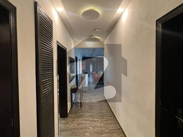 Owner renovated and maintaind 12 marla 4 bed flat available for sale with gas in askari 11