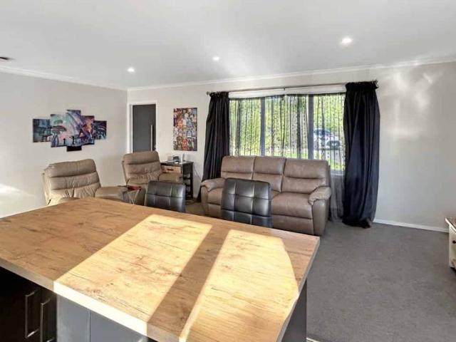 OTAKI BEACH 3 BEDROOMS