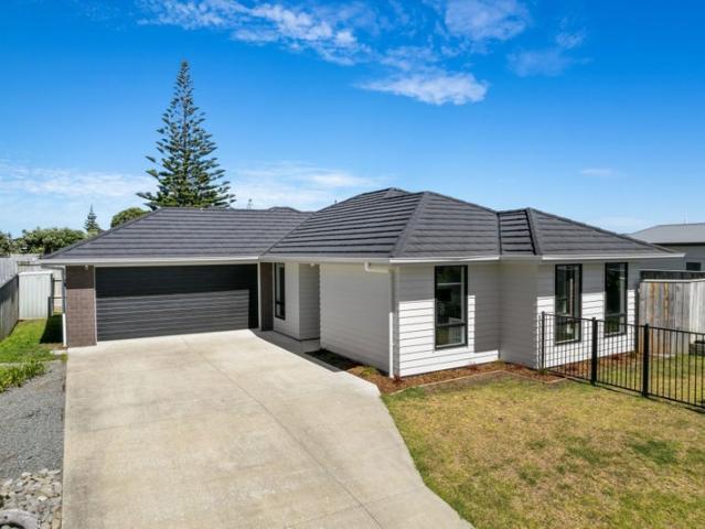 otaki beach, 3 bedrooms