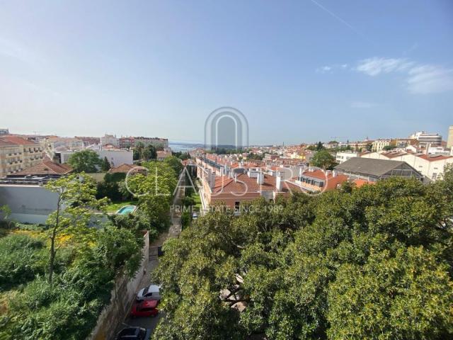 Ótimo apartamento T1 Renovado com varanda e vista rio
