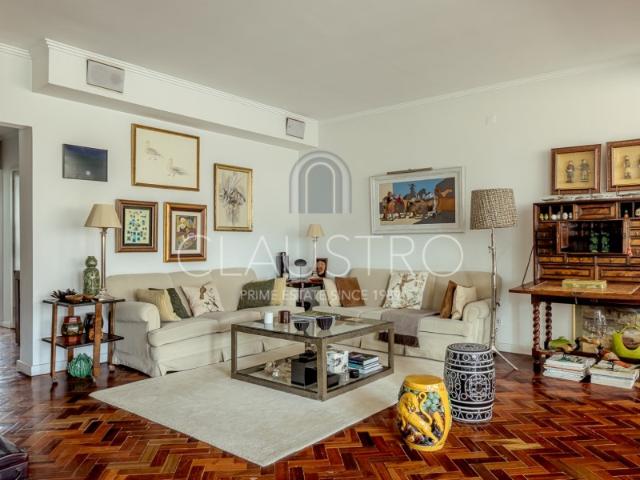 Ótimo apartamento T2 com varanda em Campolide