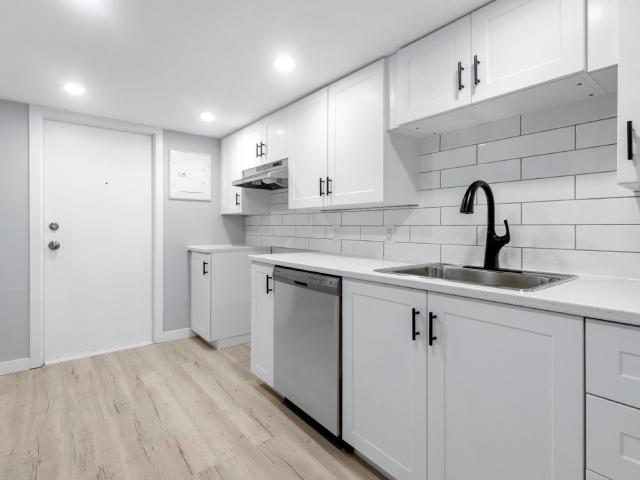 Ottawa, ON K1R 6R6 883 Somerset Street West 7