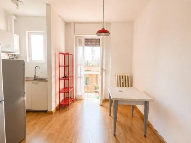 ottimo Bilocale con servizi e balcone. Arredato. Già Libero