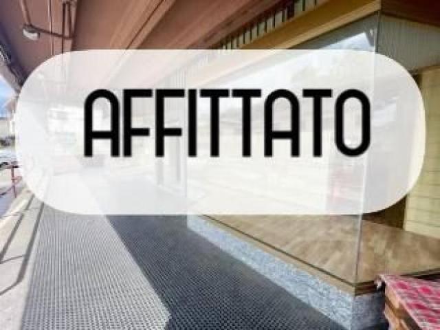 OTTIMA VISIBILITA'. INTROVABILE NEGOZIO OPEN SPACE MQ 210 CON 2 AMPIE VETRINE. LIBERO SUBITO