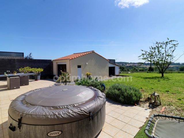 OUDON 44 – Idéal Artisan / Profession Libérale: Maison T5 + Grand Garage sur 1400 m²