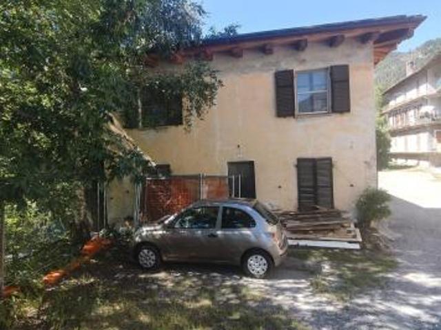 Oulx Casa Indipendente su 3 lati. 2 Piani. Completamente da ristrutturare in vendita