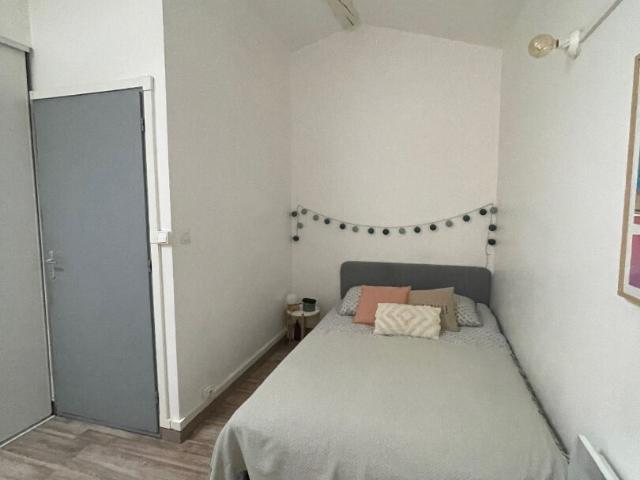 OULLINS CENTRE STUDIO DUPLEX MEUBLE