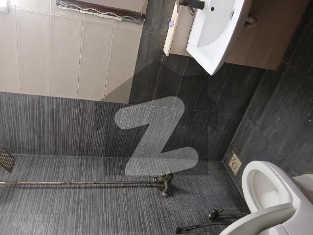 Outclass 3BEDROOM Apartment 1150sqft. Very Well Maintained Family Building. RENT Bukhari Commercial Area