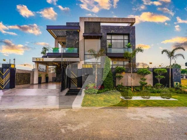 Outstanding Luxuries Bungalows For Sale At Prime Location Facing 70 Feet Road