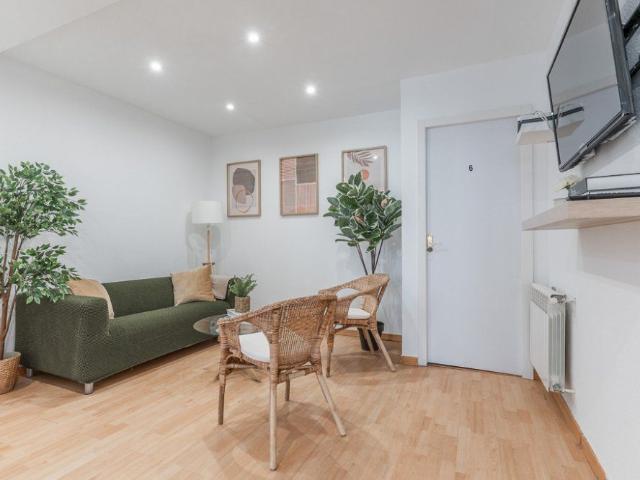 Outstanding room with balcony in La Latina