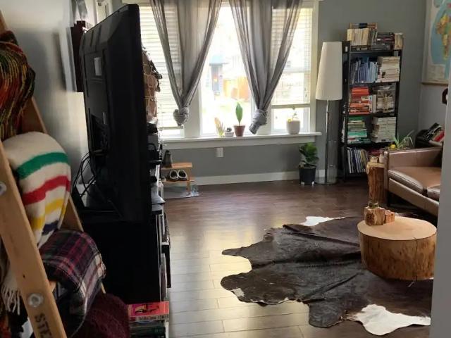 Over 1400 sqft on 2 floors 2 bed & 2 bath