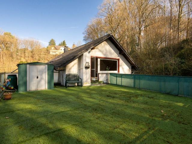 Overath Brombach: Bezugsfreie Dachgeschosswohnung mit ca. 800 m² Garten und Dachterrasse