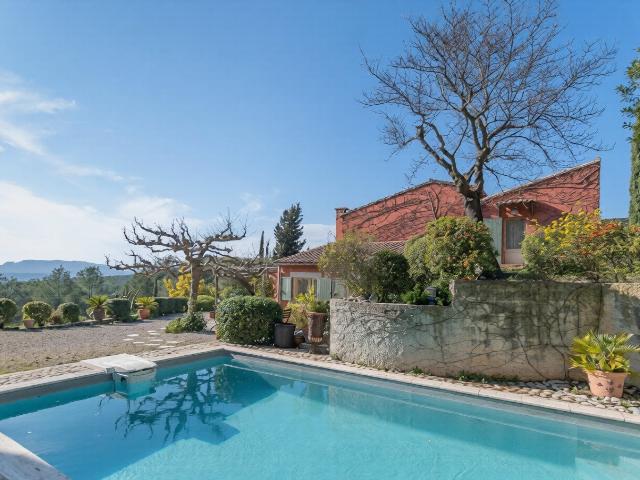 Overlooking the bay of Cassis, this character property offer. 196m² Cassis