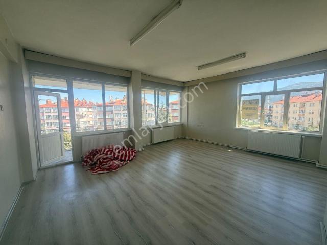 Özçelebi'den İstasyon Caddesi Üzerinde Kiralık 2+1 Doğalgazlı