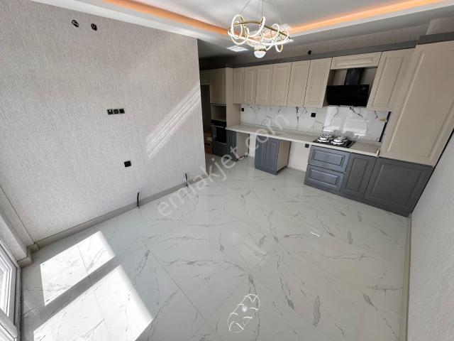 Özçeliklerden Güney Cephe Sıfır İskanlı Ara Kat 2 Banyolu 4+1