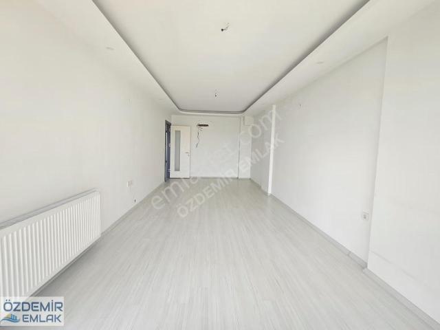 Özdemir Emlaktan Cadde Üzerinde Kiralık 2+1 Daire