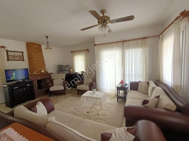Özdere Göztepe Sahil Sitesi'nde Sezonluk Kiralık 3+1 Ferah Villa