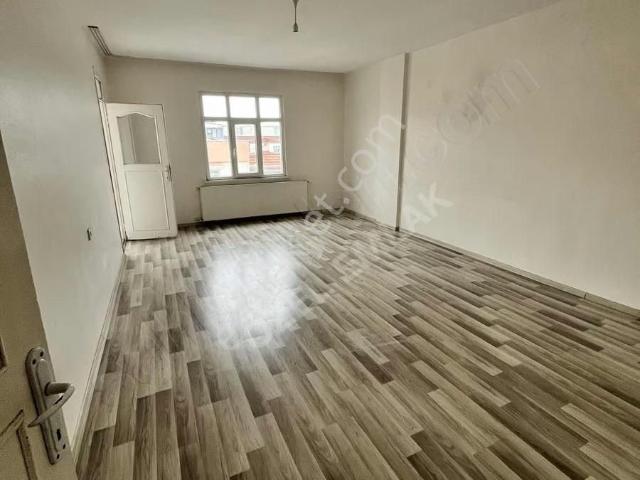 Özel Emlak'tan Satılık Daire Ara Kat