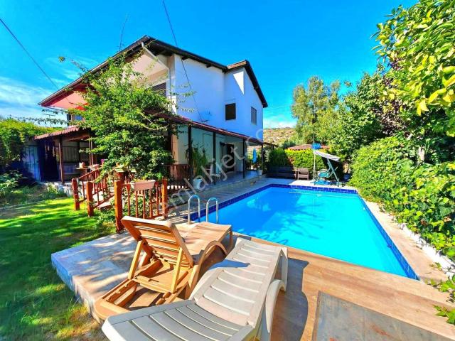 Özel Havuzlu,plaja 200m. Avm Çok Yakın 4+1 Villa