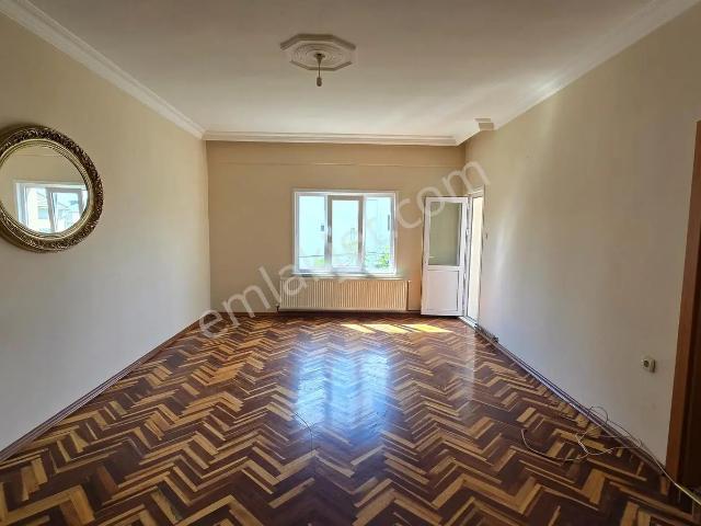 Özgün Emlaktan 2000 Yapımı 3+1 130 M2 Giriş Katı Daire