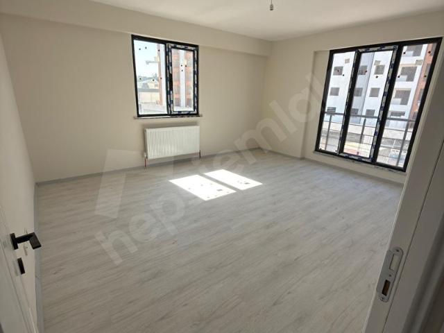 ÖZGÜRLÜK CADDESİ ÜZERİ 3+1 110 M 3.KAT AÇIK & KAPALI OTOPARK