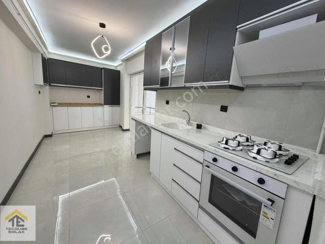 Özgürlük Caddesinde Yalıtımlı 2+1 + Kilerli Lüks Yapılı 2 Balkon