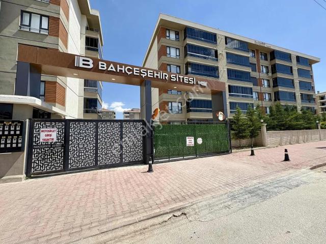 Özlem Yardımcı'dan Saçlıkasap Caddesi Üzerinde Kiralık 3+1 Daire