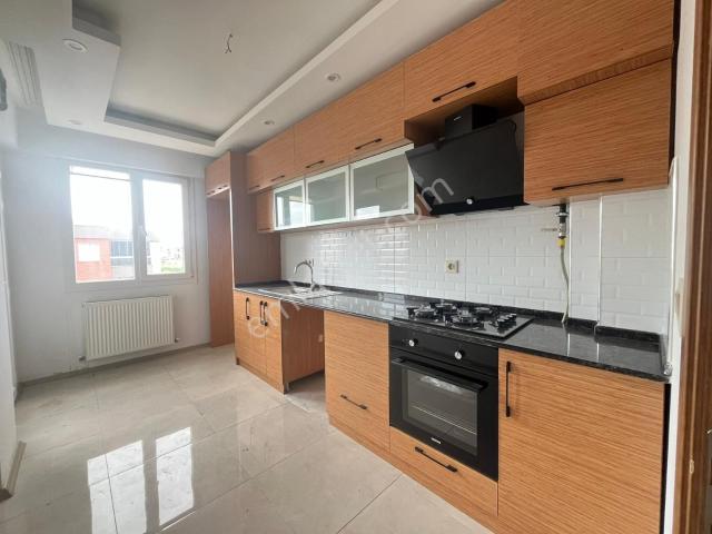 Çözüm Emlak'tan Muradiye Site İçinde 2+1 K.mutfak Kiralık Daire