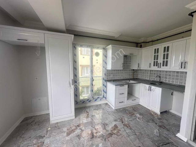 Çözüm Emlak'tan Muradiye'de 1+1 Ara Kat Yerden Isıtmalı Daire