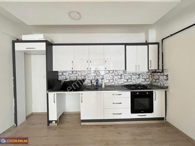 Çözüm Emlak'tan Muradiye'de 2+1 Ara Kat Asansörlü Kiralık Daire