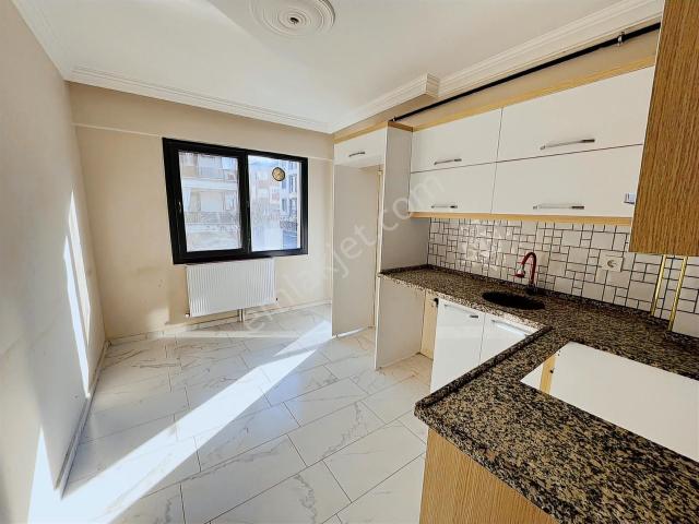 Çözüm Emlak'tan Muradiye'de 3+1 K.mutfaklı Ara Kat Kiralık Daire