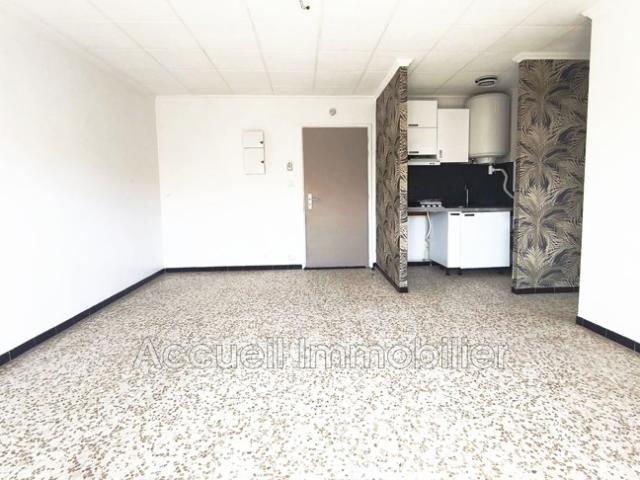 P2 au 1er étage avec parking privé, d'environ 33 m² + loggia